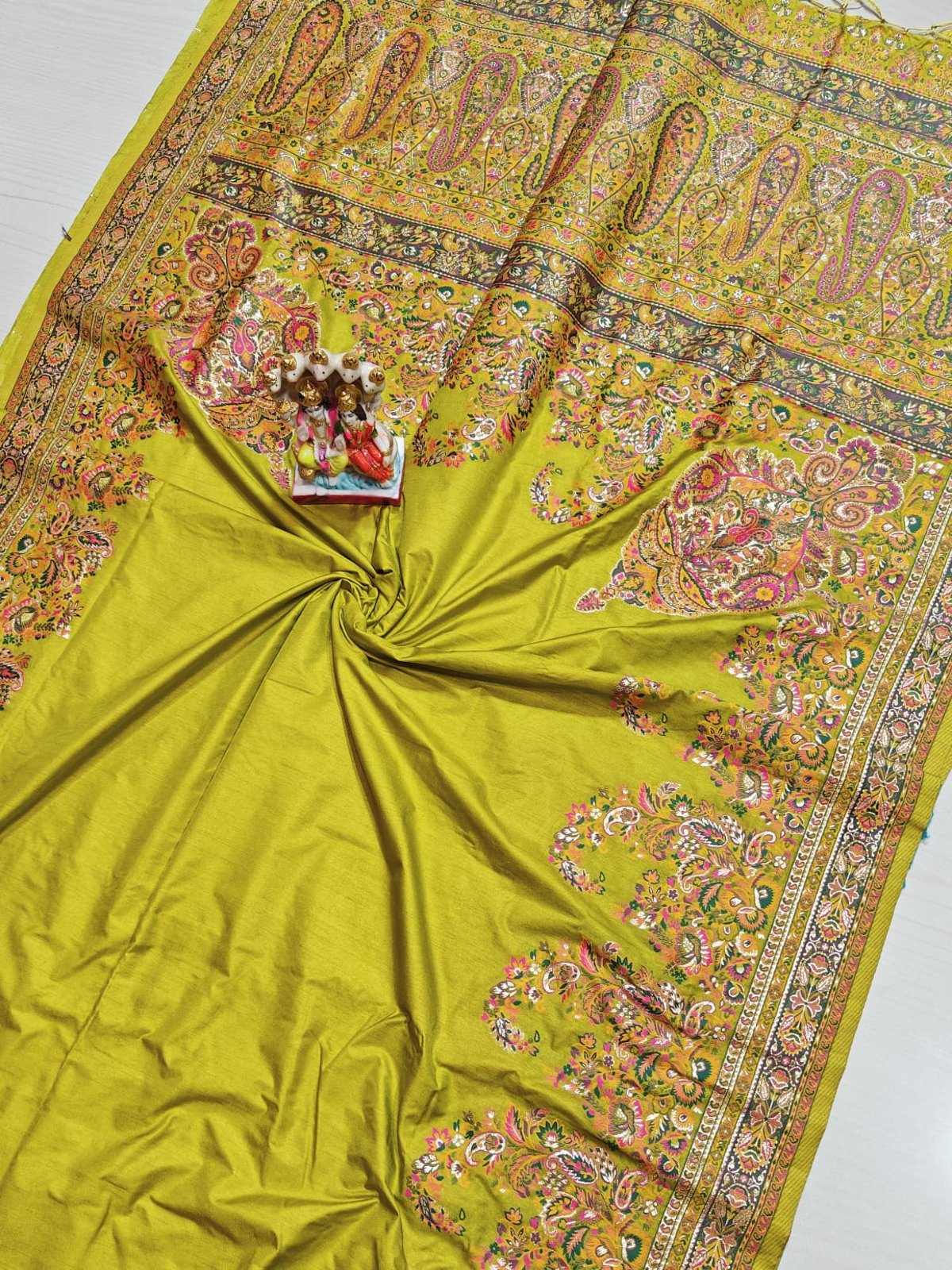 Luxurious Pashmina Silk Saree featuring Intricate Kalka Weave